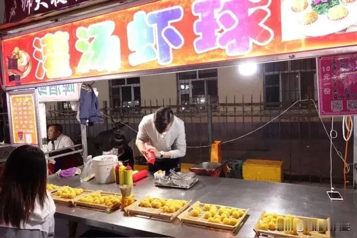 天气热了，大排档也出来了，奇怪，为啥溜达的人多，吃东西的不如以前人多了呢？
  