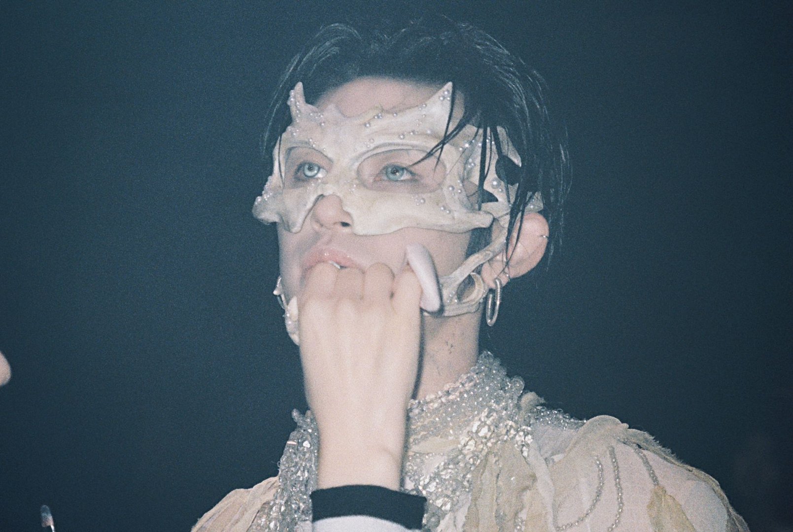 小鬼直播 小鬼直播里那句“不算长大，算哥哥没用”已经在脑子里循环一整天了。他从来