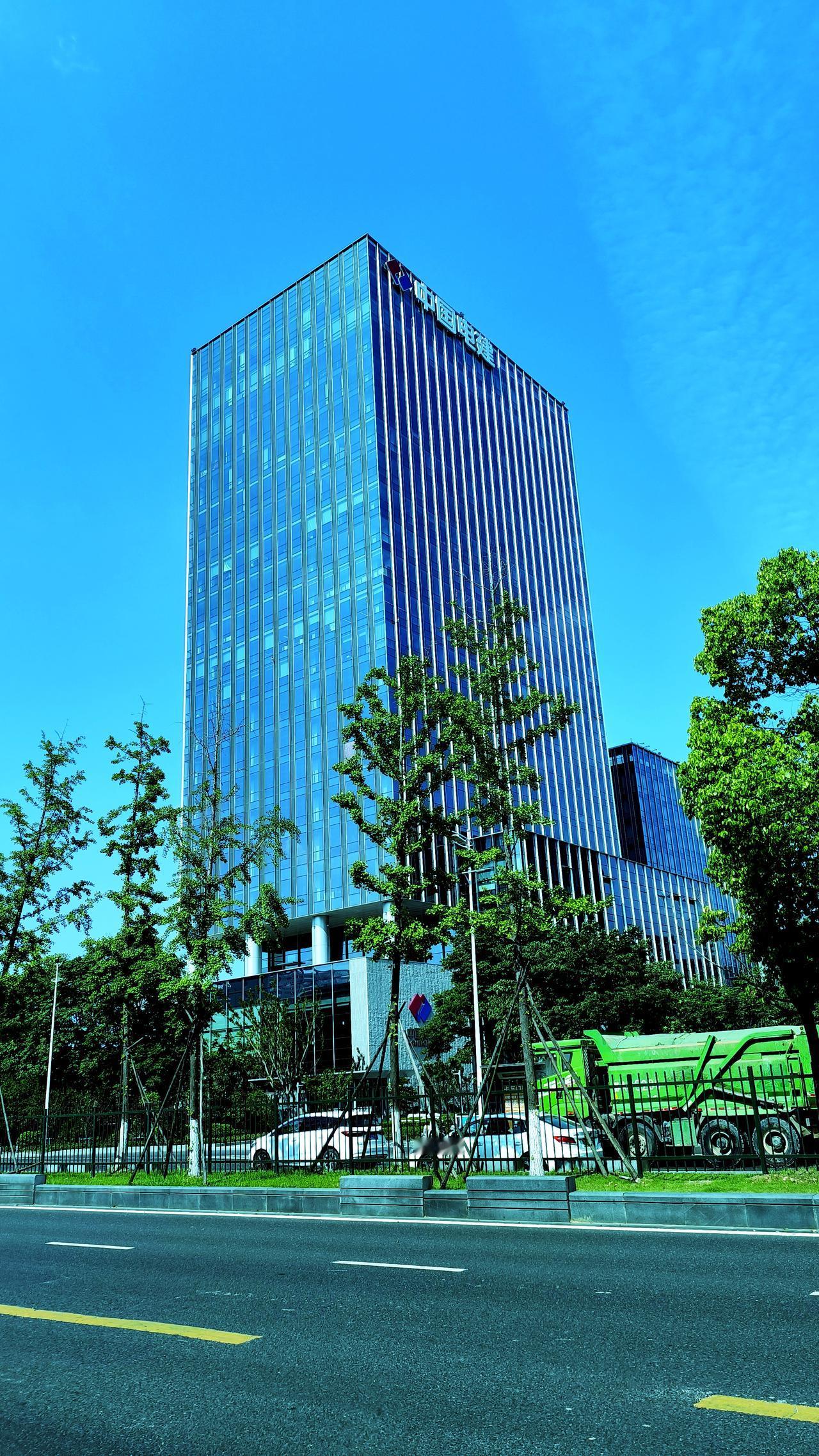 它安全云端存储，管理智能便捷，办公、生活需求一站式搞定。在这智能新空间里，AI改