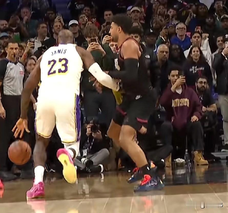 打服对手！格兰姆斯谈防守詹姆斯：

“很难，真的很难。”

“我已经拼尽全力去防