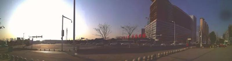 《赞诸城二中耆英》
黉门宿老鬓如银，桃李三千化育深。
东枕潍波浮翠玉，西依汉岫沐