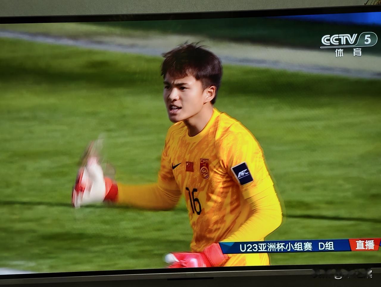 0：0，半场战平，中国队3黄。本场比赛，中国队在打平即可小组出线的形势下，坚持防