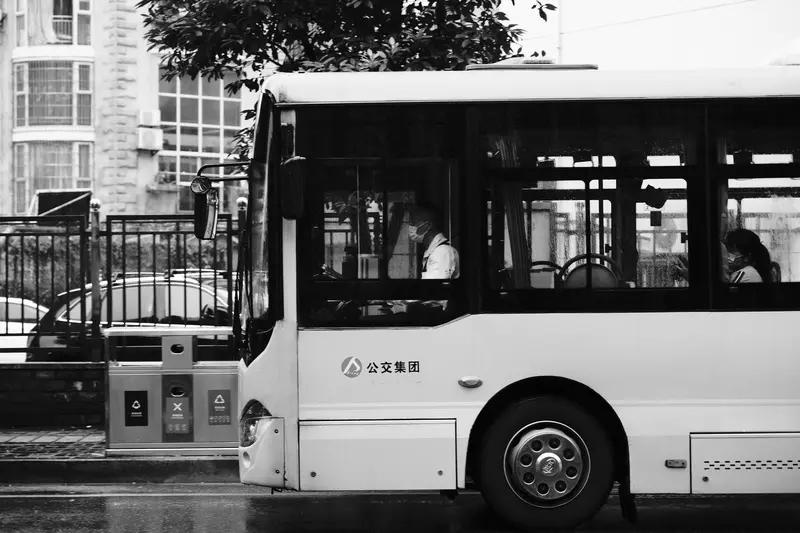 4月5日辽宁大连，一女子称乘坐公交车携带行李箱被收费？ 女子乘坐公交车时携带22