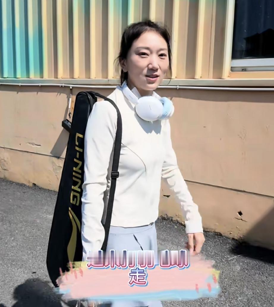林丽新视频陪朋友打羽毛球
整个人的状态阳光有朝气
今天林丽在自己的主账号上更新动