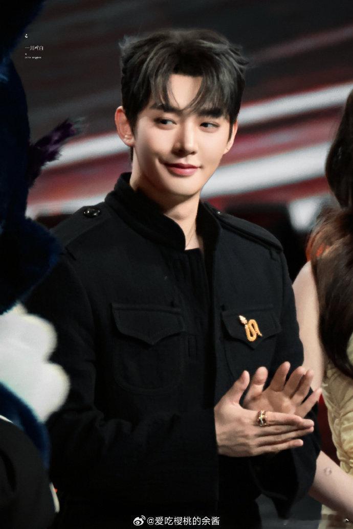 邓为谢谢粉丝催进组被邓为的真诚狠狠打动！帅气又从容，还把粉丝的催促记在心里，双向