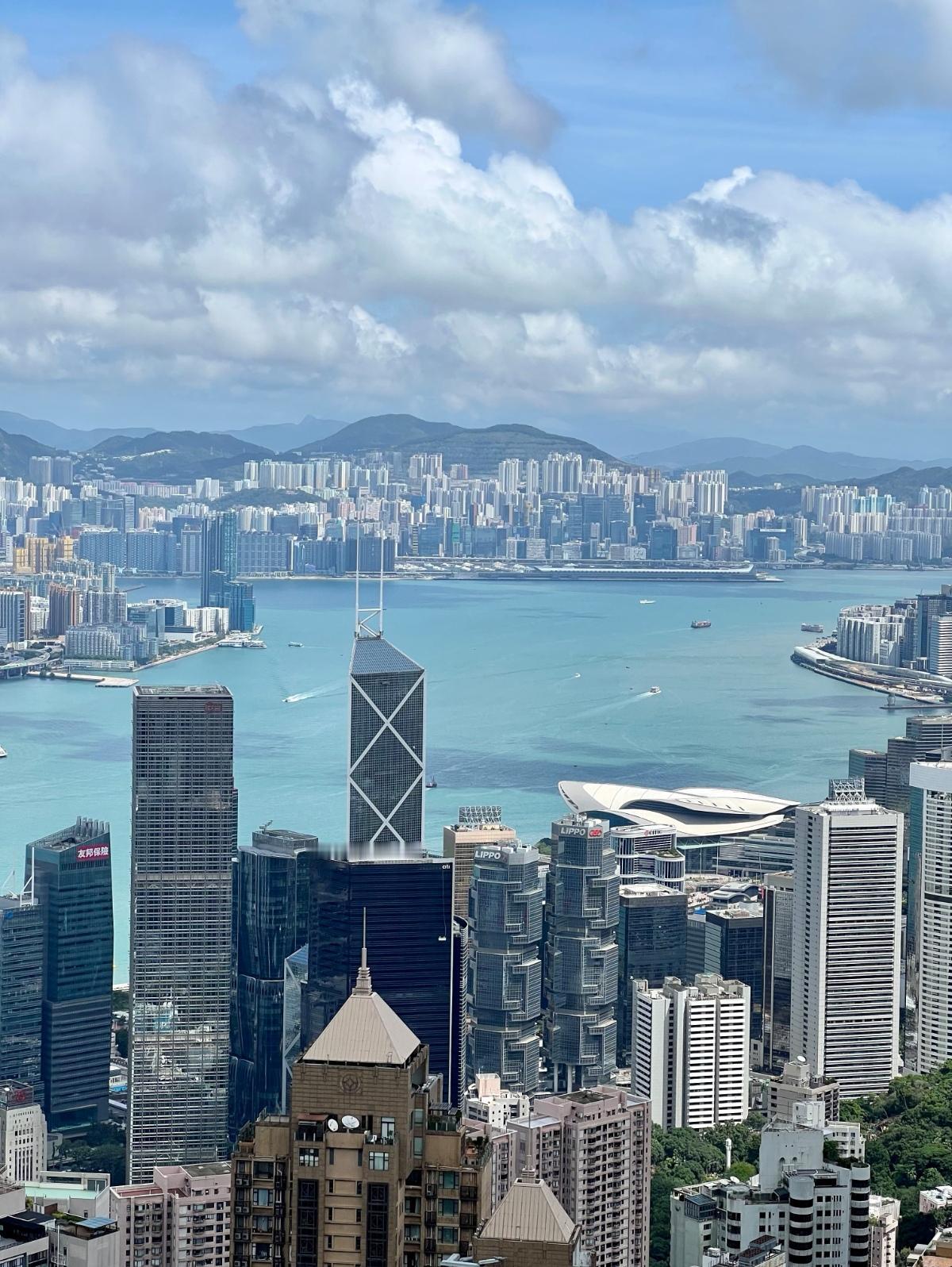 为什么现在大家对香港不向往了并非大家不再向往香港，而是曾经的稀缺滤镜随内地发展褪