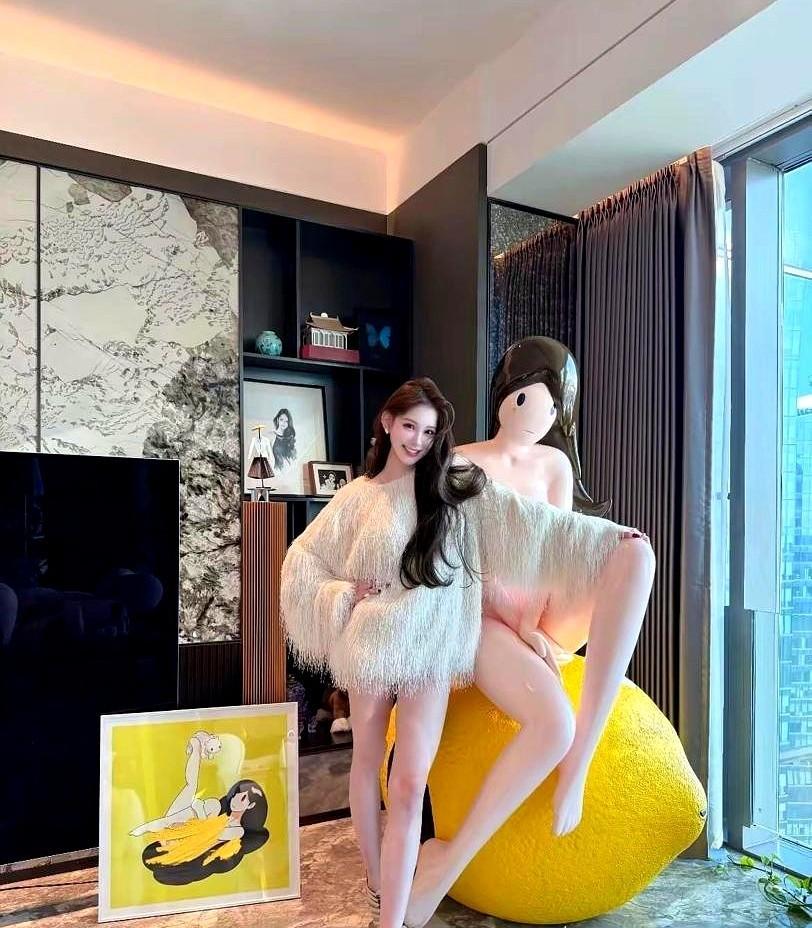 曾经让黄晓明高调认爱、开豪车住江景房的“绯闻女友”，如今在直播间里卖面膜赚奶粉钱