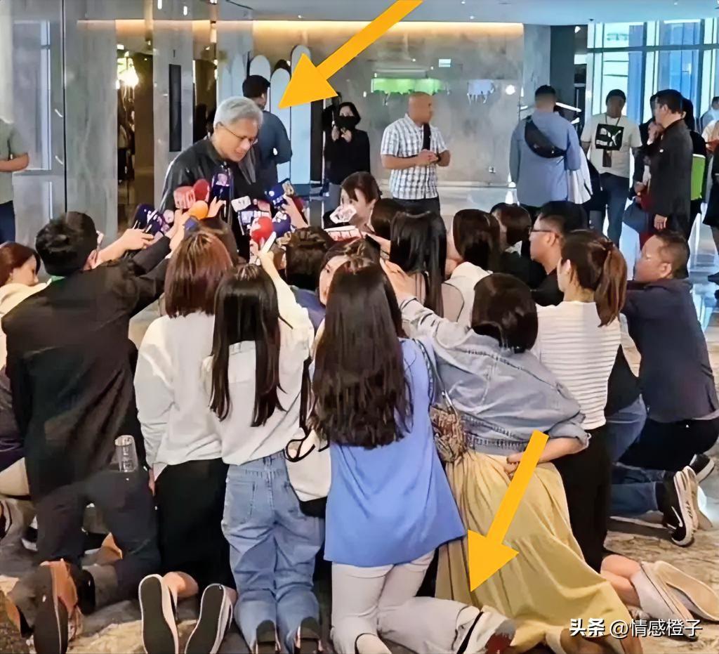 台湾地区一群记者，竟跪着采访黄仁勋[捂脸]。
看到这张照片，真让人有些绷不住。
