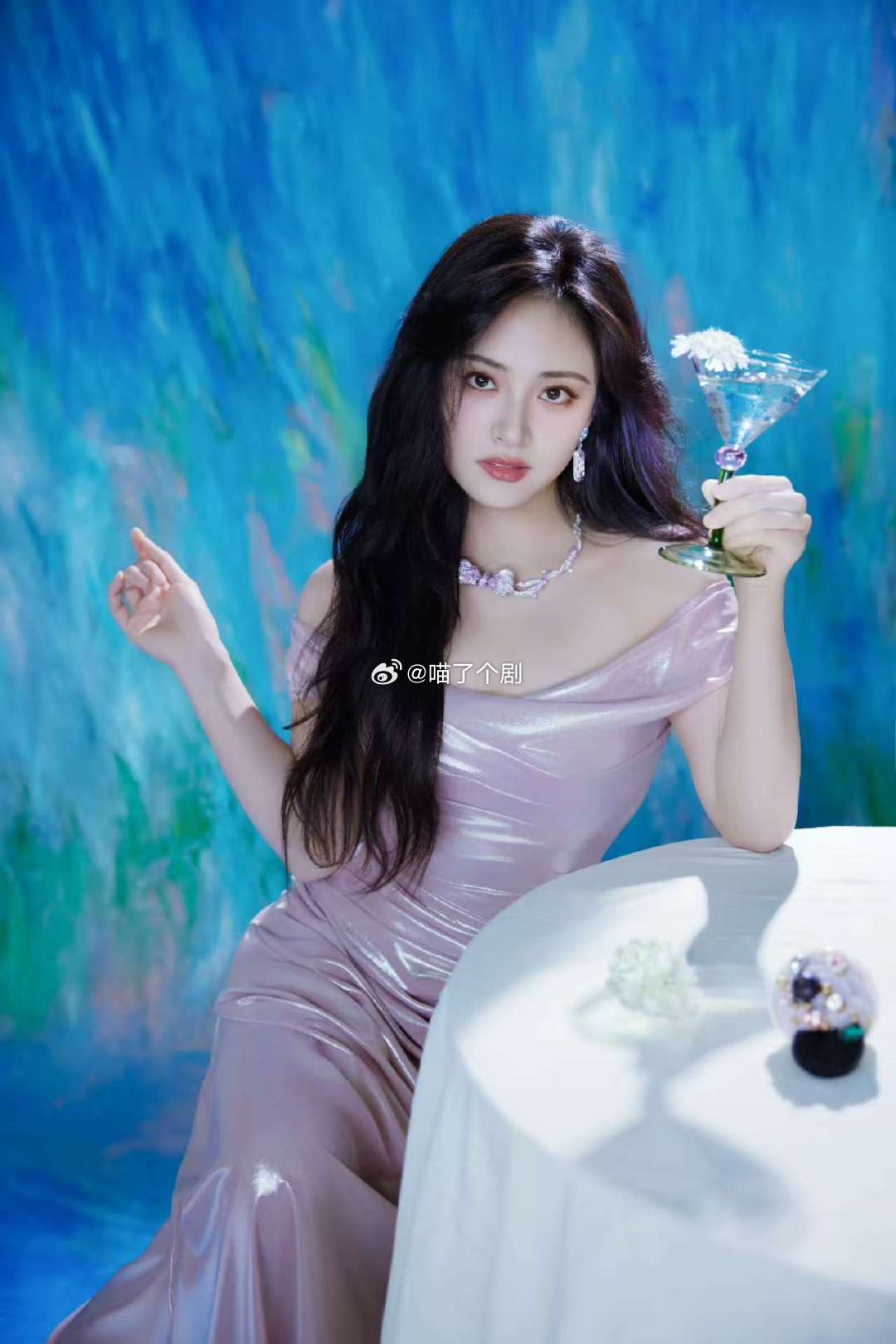 沈月紫色连衣裙沈月芬芳馥郁 沈月身穿一身紫色连衣裙，尽显芬芳馥郁！好美！淮水竹亭