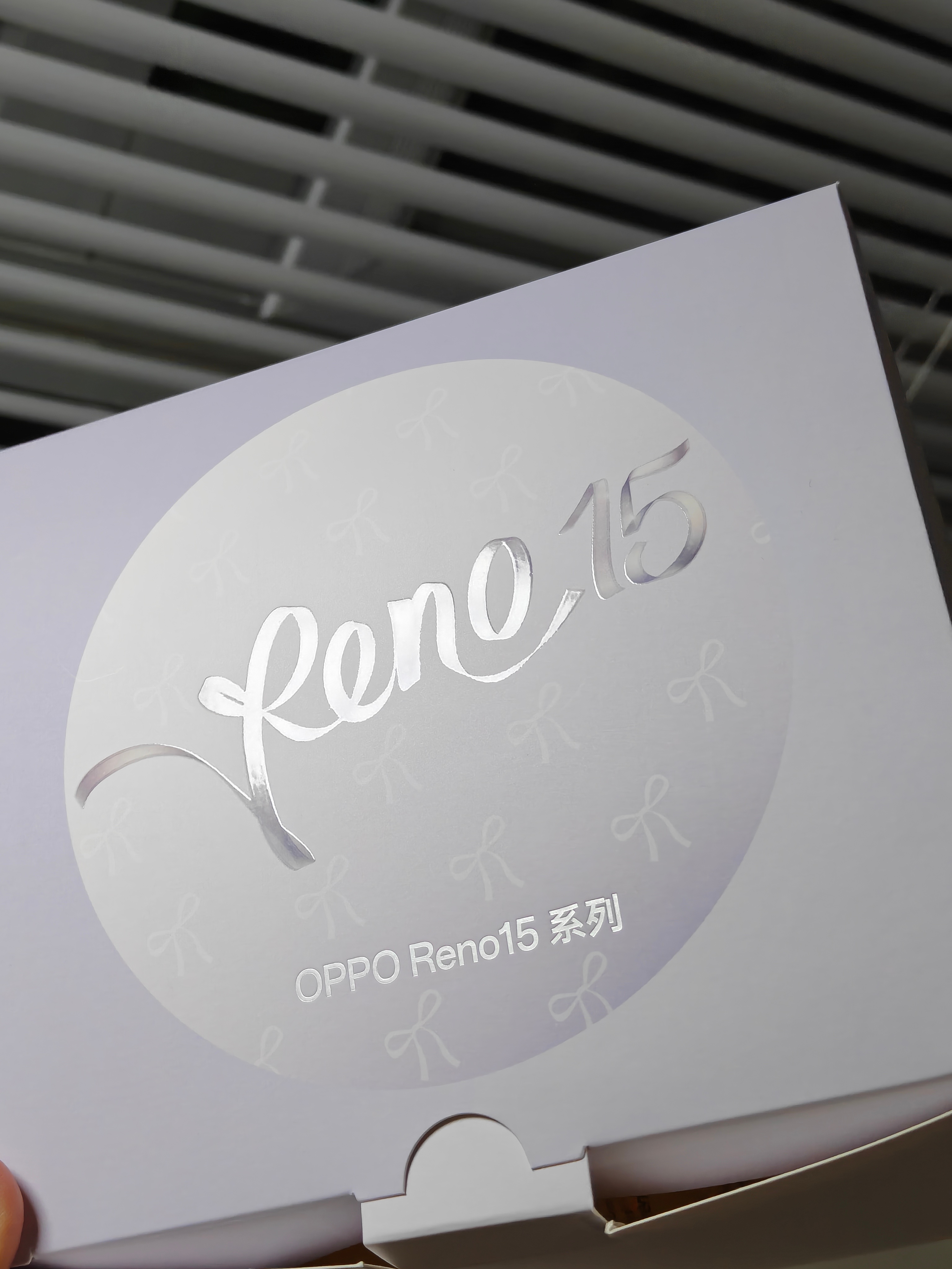 这次OPPO Reno15的邀请函太有意思啦，是个星空投影灯，星星点点很梦幻，还