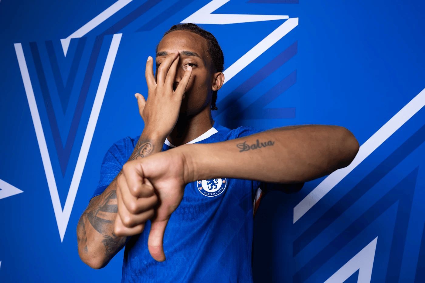 切尔西攻击手若昂-佩德罗近日与俱乐部官方媒体展开对话，分享了一系列关于"人生首次