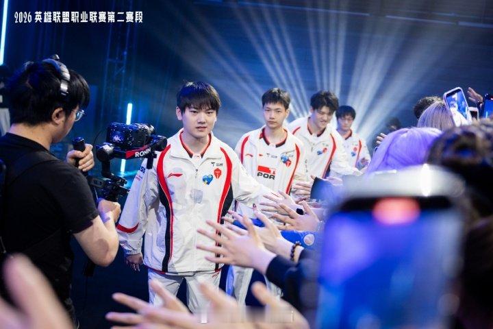 TES拿到四连胜 太猛了吧！TES横扫BLG后战绩来到4胜1负，暂列LPL常规赛