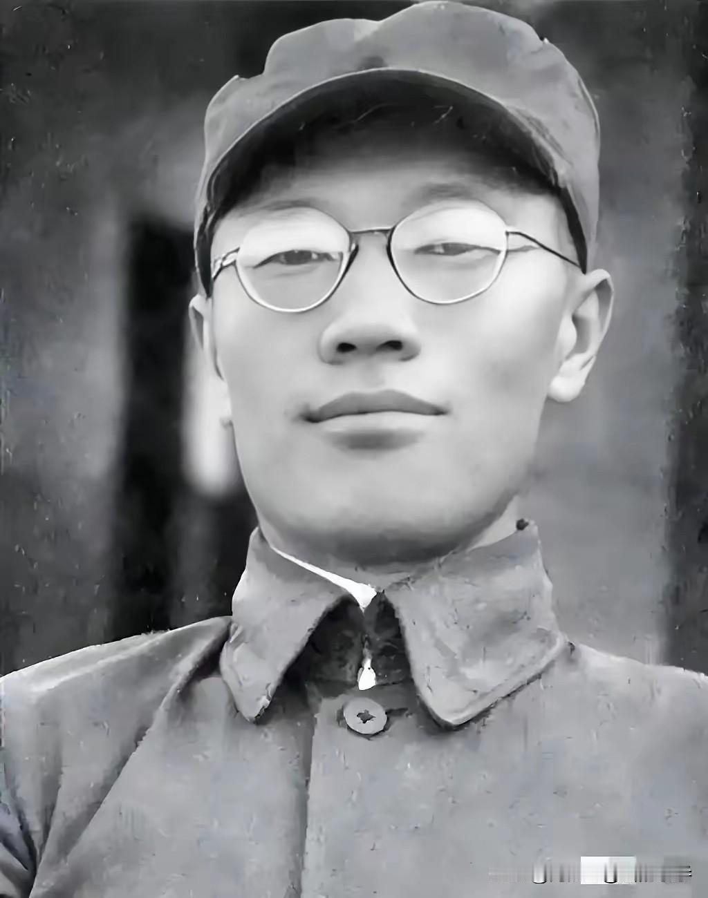 南京保卫战，全团打光，他一个人活着爬出来。被蒋介石下令秘密枪决，他翻墙跑了。被日