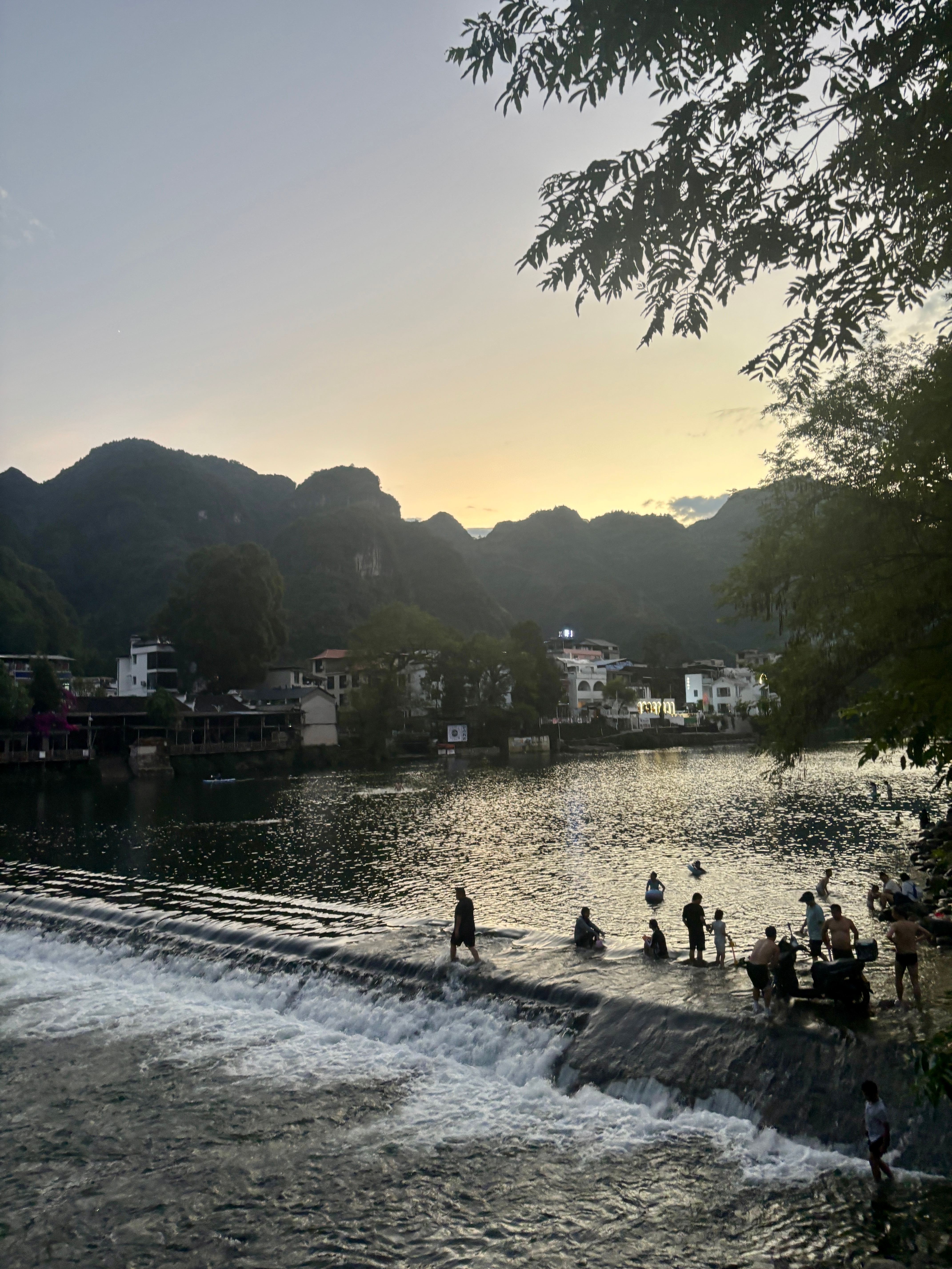 抓住盛夏的尾巴，静不下来的时候换个场域，一切都有会答案了。这两天睡觉嘴里一直在念