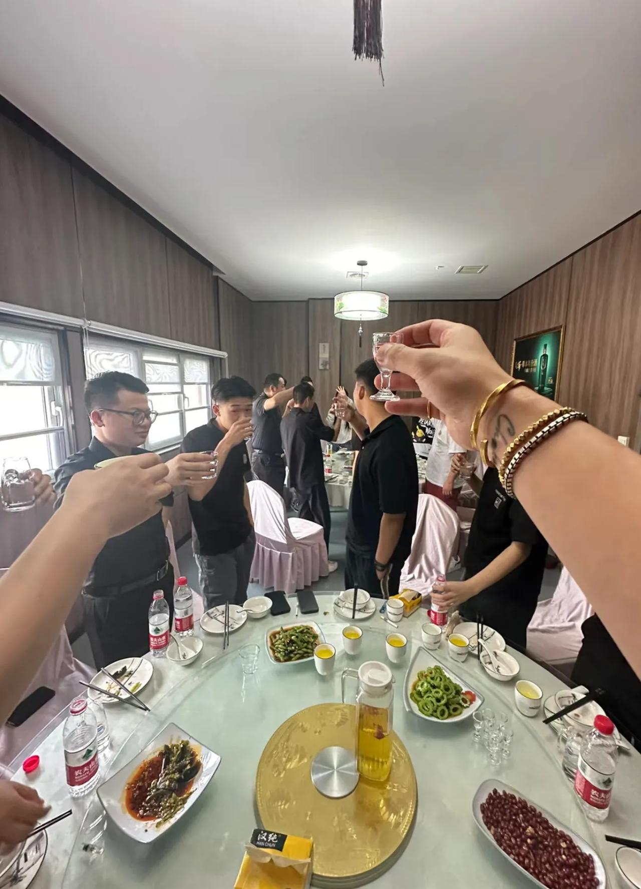 才知道，“人有没有本事”一顿酒局上就能一看便知。在酒局上，有这三种表现的人，一看