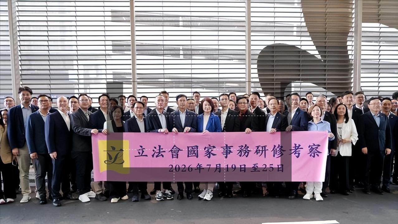 香港越来越会干了！

7月19日早上，香港国际机场，立法会主席李慧琼带着89名议