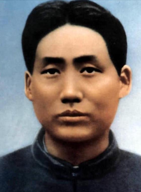 1927年，毛泽东被捕后，在押去处死路上，突然对一名团丁说：“老哥，我腿疼，伤筋