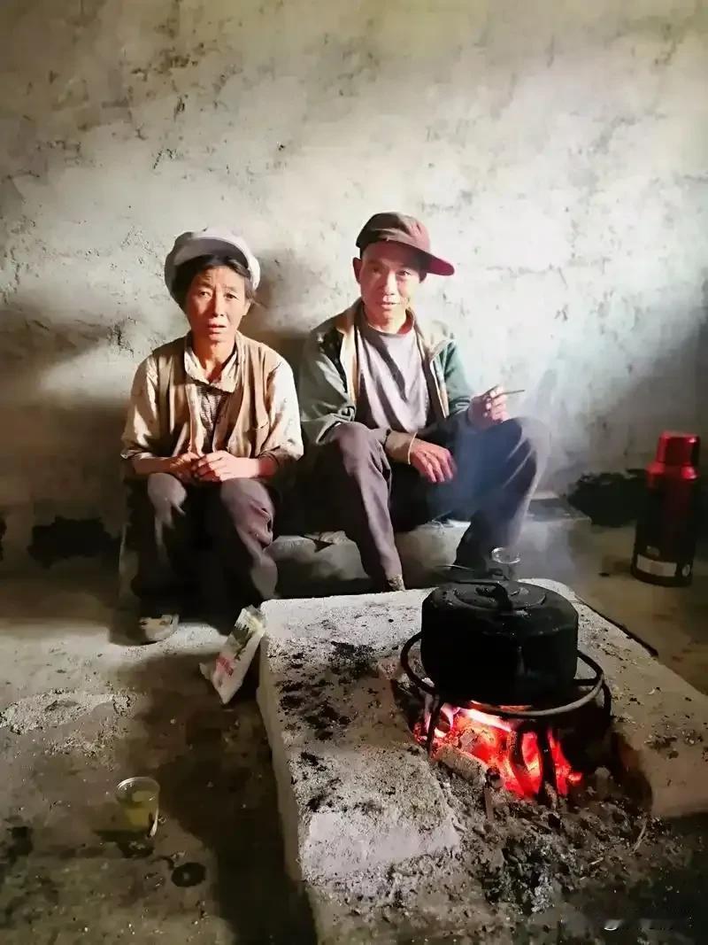 小憩田间沐彩霞，一坡玉米属谁家。
丰收在望心舒畅，不枉春夏勤犁耙，
（续句）
真