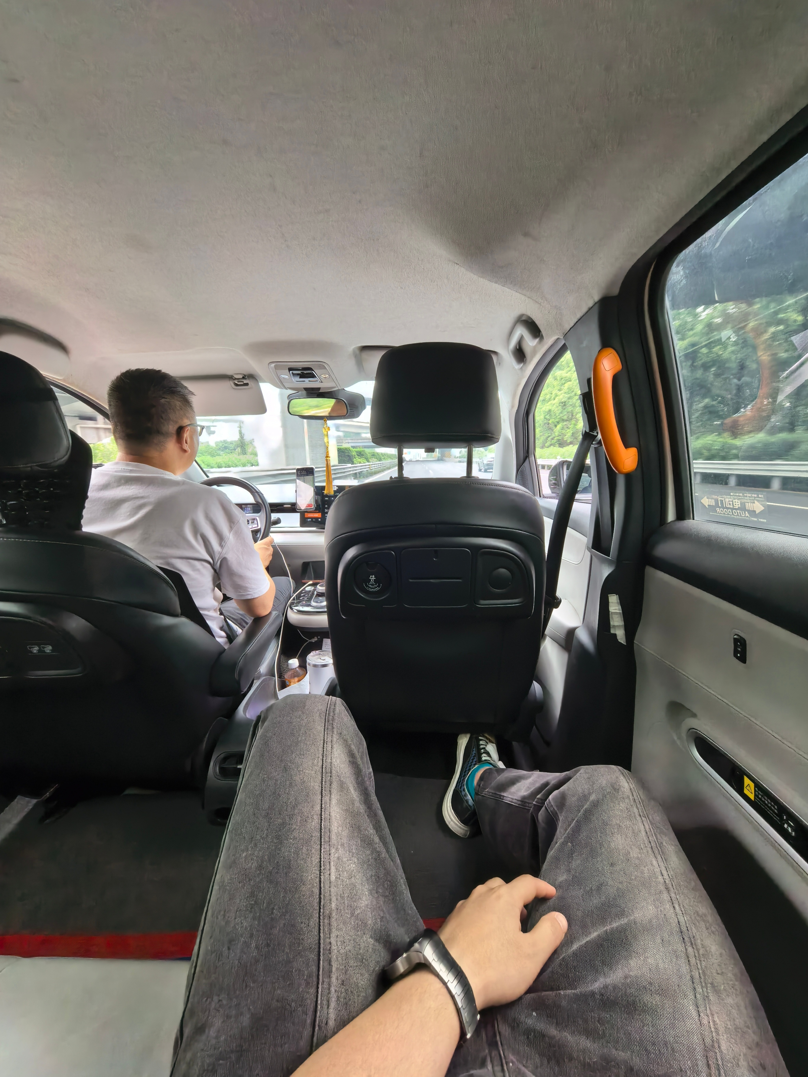 当年比亚迪和滴滴开发的D1车型真的是网约车神车～后排无敌宽敞，提供充电口和杯架，