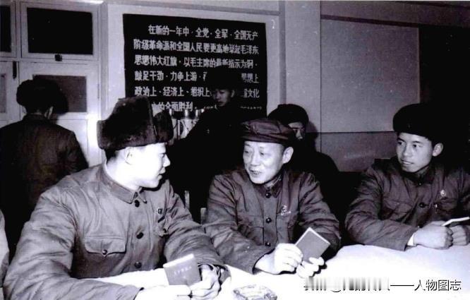 李天焕(中)与学习毛著积极分子座谈。