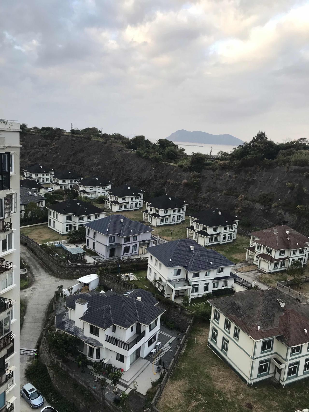 “医保新规实施！异地就医直接结算，跨省看病再也不用跑断腿？”

医保新规落地实施