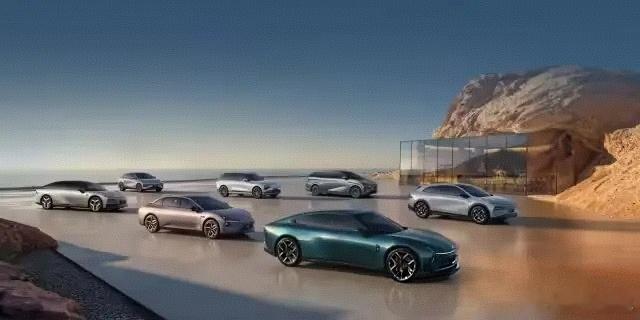 何小鹏谈车企兜底的L4完全自动驾驶中国智驾首次横穿中国千公里0接管最近何小鹏AM