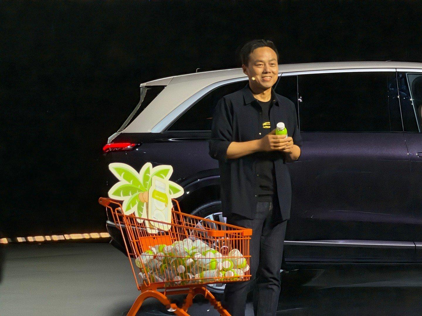 乐道真的和椰子水强绑定了，喜欢椰子水的可以考虑这款车了乐道L90的后备箱冰柜可以