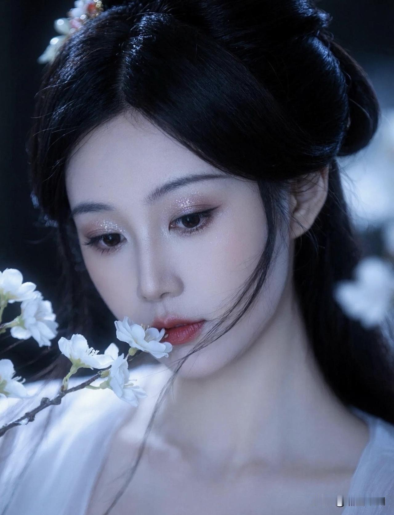 上周在奥森南园的银杏大道蹲了一下午，总结出几个零门槛出片的小细节。
不用硬凹大动