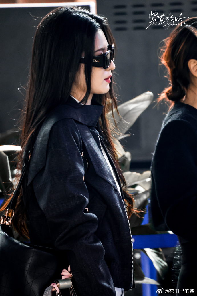 王楚然炸街我乖巧拎包 走在旁边压力挺大，姐随便一个转身都像在拍画报，我拎着包尽量