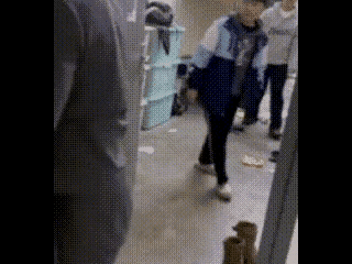 昨晚刷到那个视频，手都气得发抖：一只小奶猫被教官高高举起，狠狠摔在地上，连挣扎都