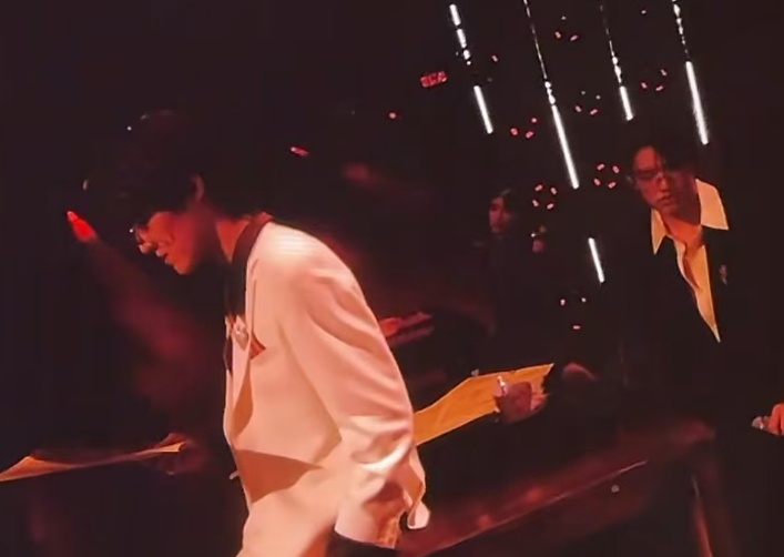 张泽禹侧脸唱暗香张泽禹张极舞台演上了张泽禹张极唱暗香绝了！！张泽禹