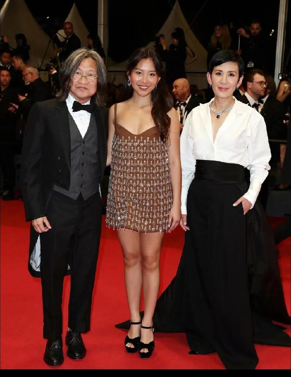 陈可辛19岁女儿出落的亭亭玉立，只是感觉略显成熟。

转眼间，陈可辛和吴君如的女