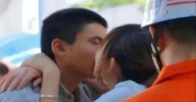 2011年，深圳一名才16岁的男孩欲跳桥自杀，被一名过路的19岁女孩看到，她上去