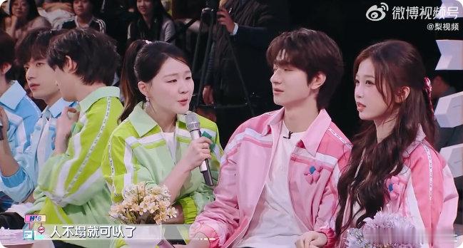 虞书欣玩游戏还不忘给林一理发型你好星期六随着游戏激战进入高潮，虞书欣在林一背上着