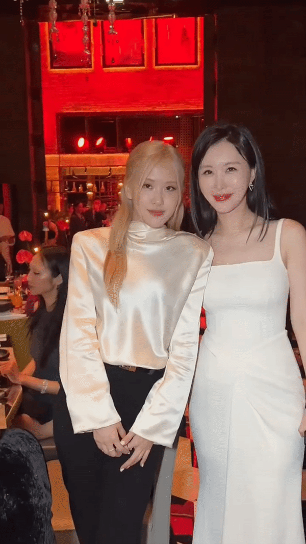 王石的老婆颜值不输韩国一线女星啊，
这合影老珍贵了。