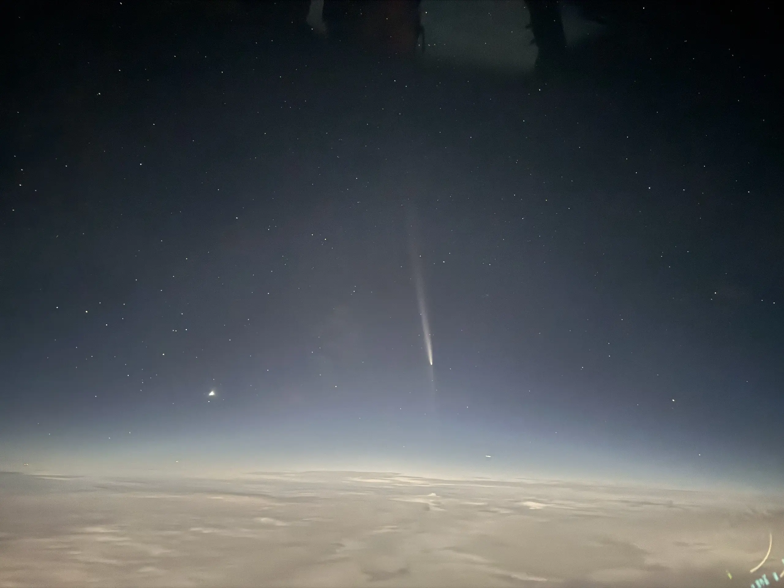这是它6万年来最接近地球的时刻.           紫金山-阿特拉斯彗星☄️