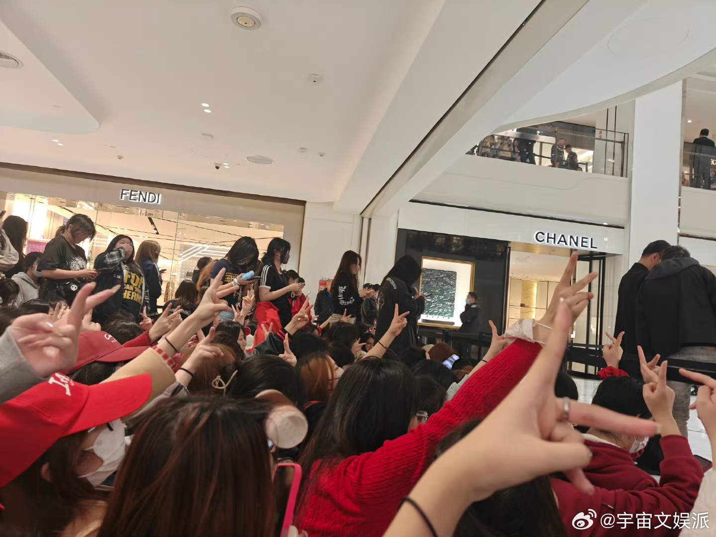 苏新皓活动应援苏新皓活动应援排面活动现场整栋楼齐声喊苏新皓C位，声音整齐又响亮，