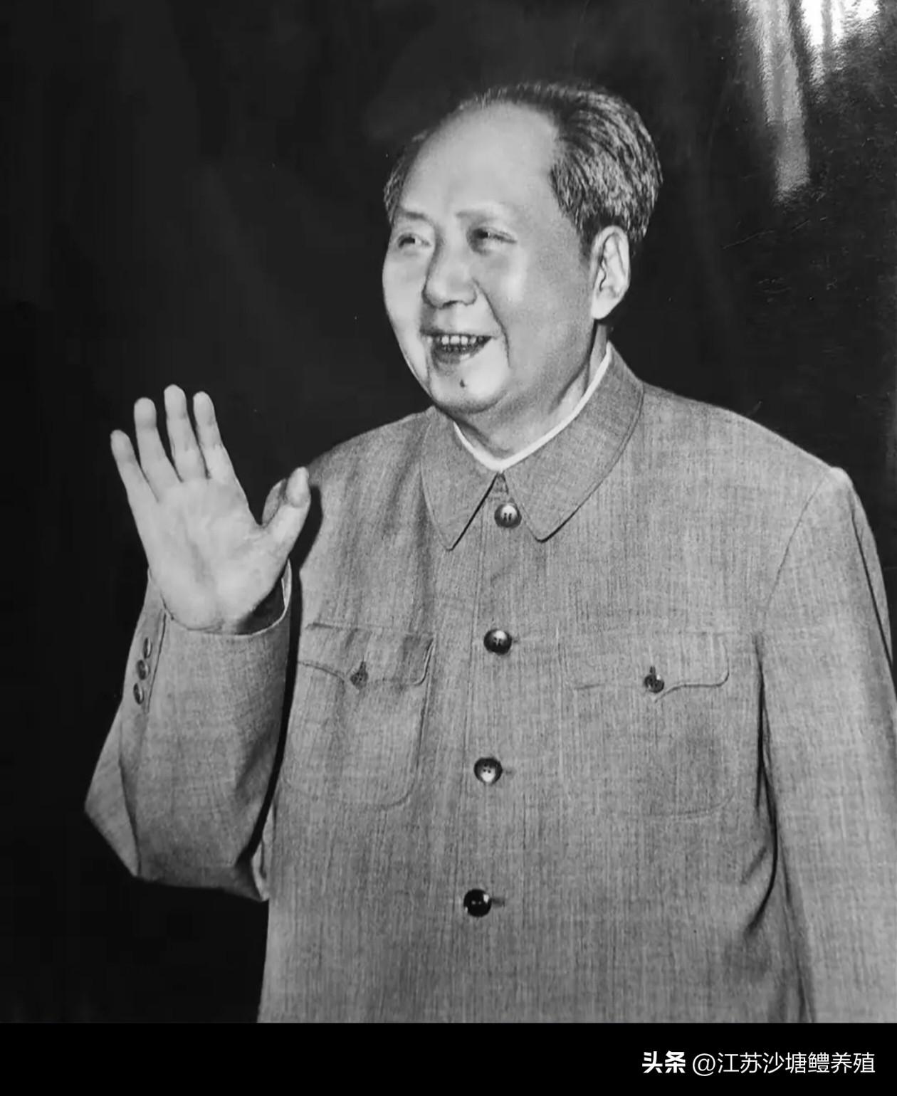 缅怀伟人毛主席！
这张老照片上，
主席面带笑容，
精神矍铄，
挥手向与会者致意！
