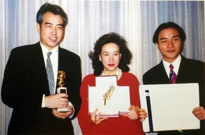 张国荣粉丝能不能不要找刘德华比。
张国荣粉丝要脸吗，一歌坛前辈天天拿后辈刘德华比