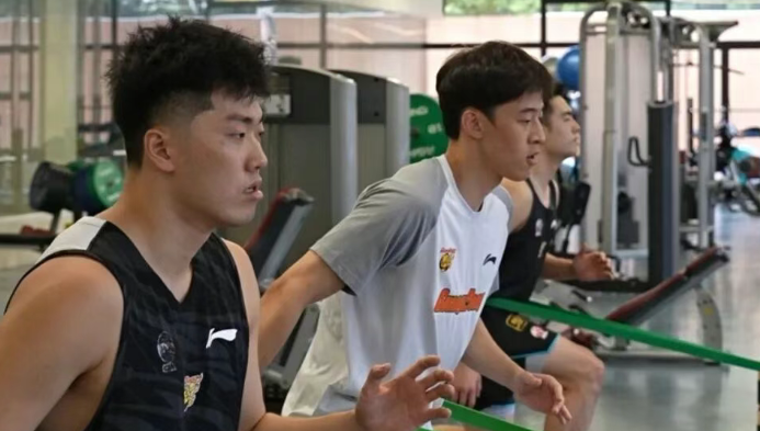 广东男篮发文：胡明轩即将归队，并在专业团队的指导下康复