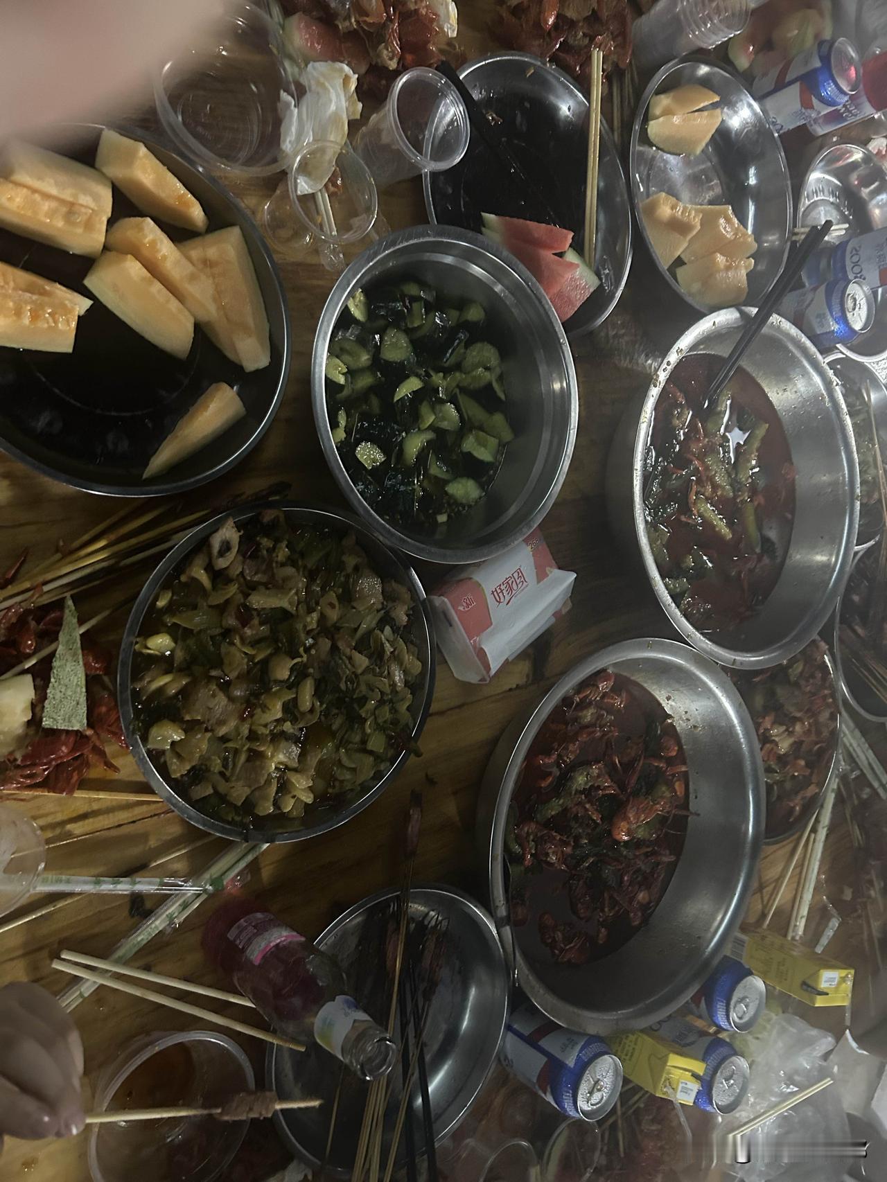 今天单位聚会，同事们一起过节。
小龙虾有蒜香和麻辣味两种口味，都被吃光光。同事间