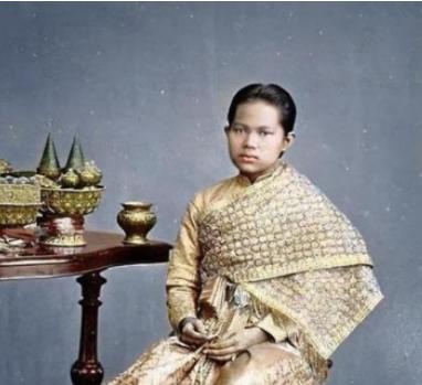“你们不能触碰王族！”1880年，泰国苏南达王后乘船游玩时，小船不慎被水掀翻，怀