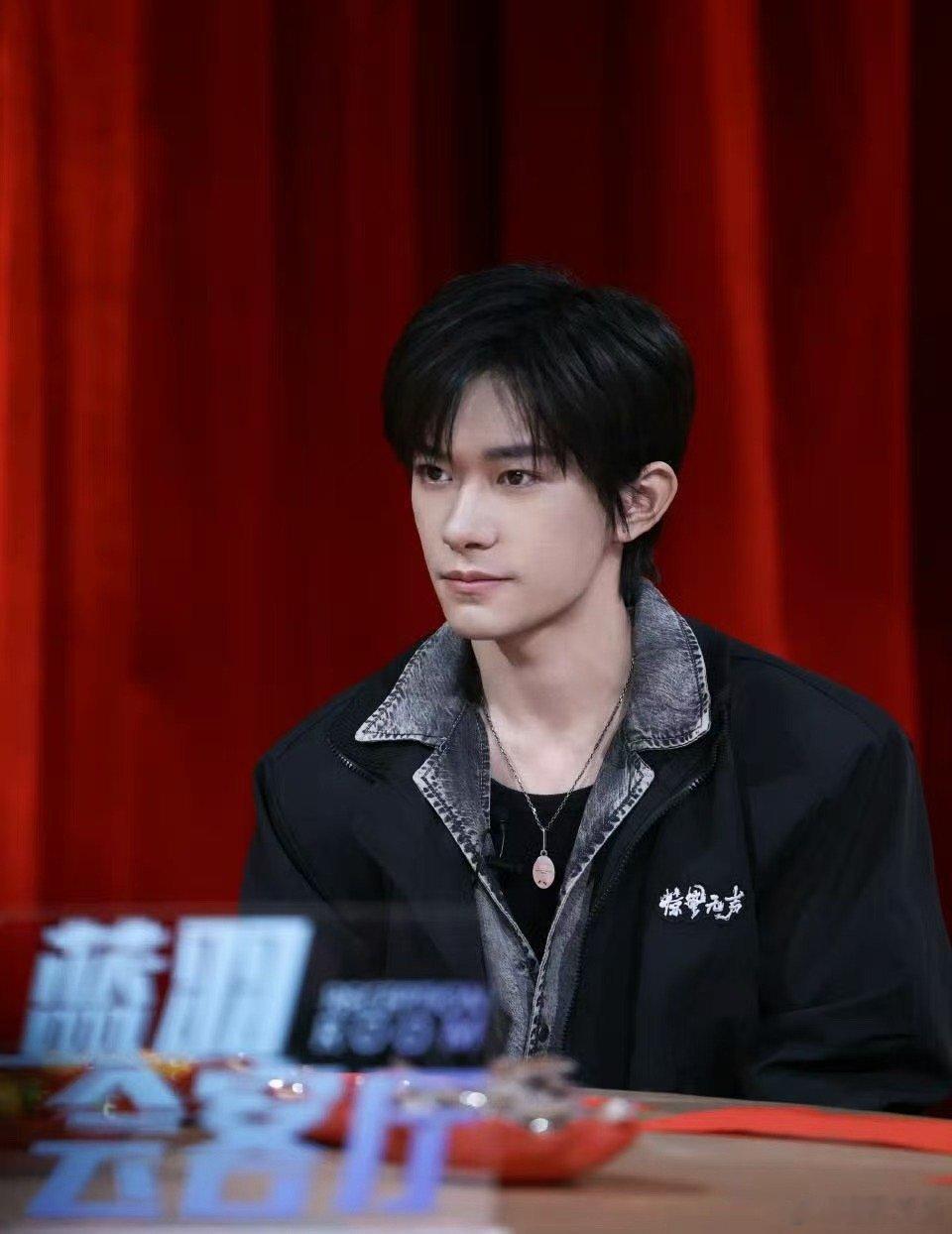 易烊千玺惊蛰无声采访照易烊千玺采访照易烊千玺采访照，绝了，哇哦 