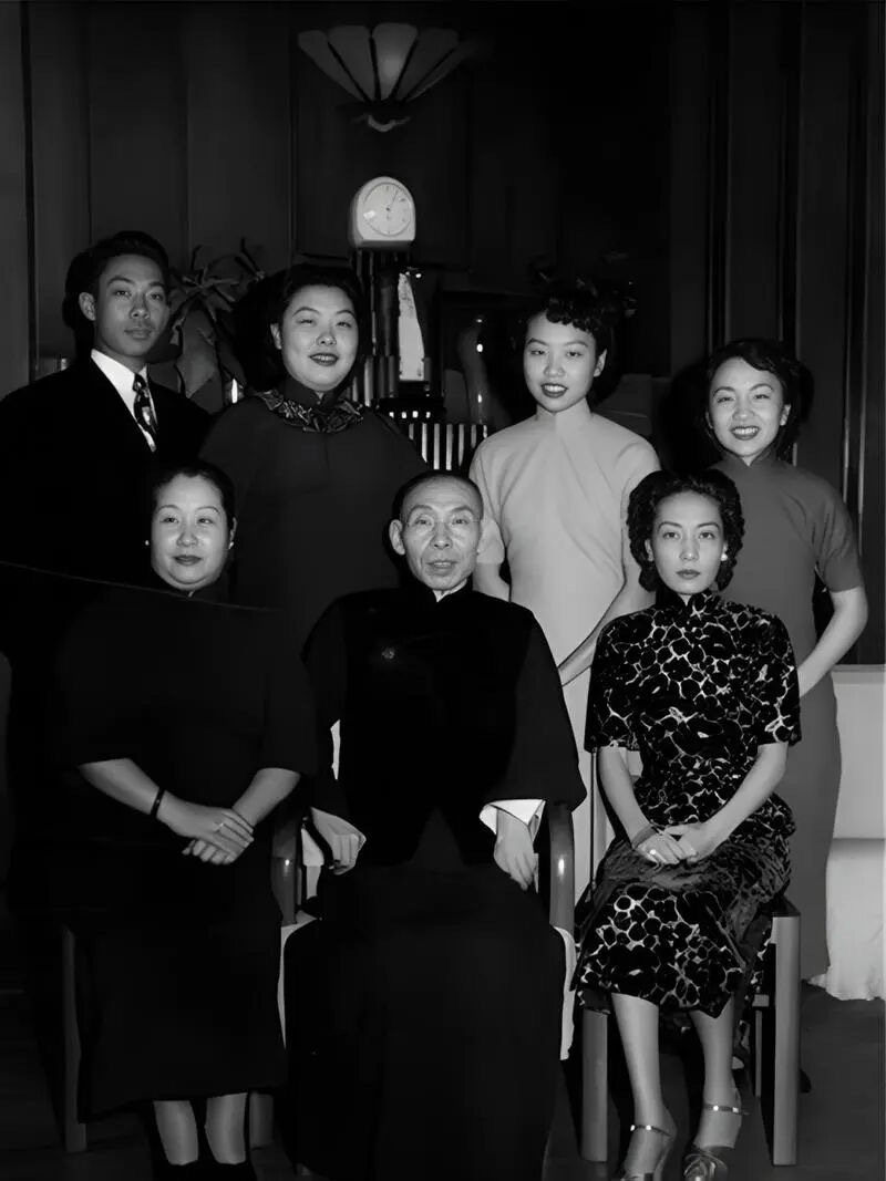 前排右一：孟小冬后排左一：杜维善 