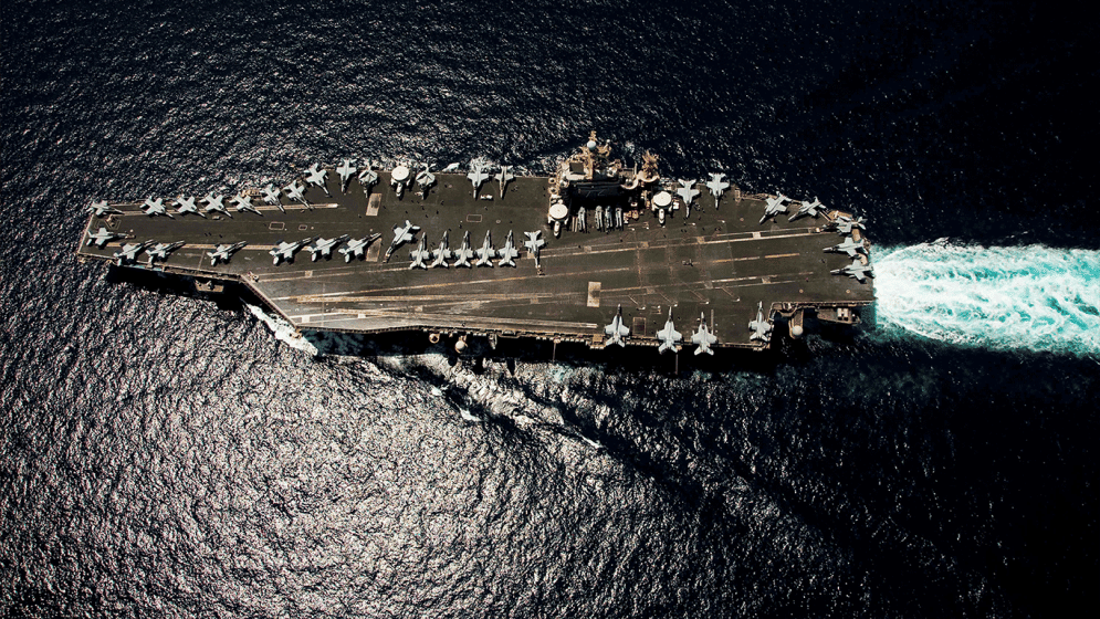 周二，美国隐形战机击落了逼近美国航母的伊朗无人机，驱逐舰冲上试图登上一艘美国油轮