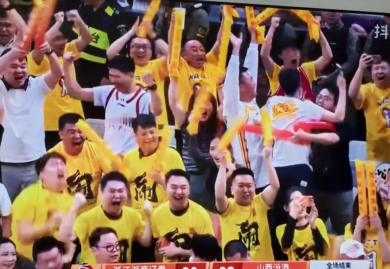 黄龙体育馆的终场哨响时，浙江广厦球员站在原地没动，92-90的比分牌像块石头压着