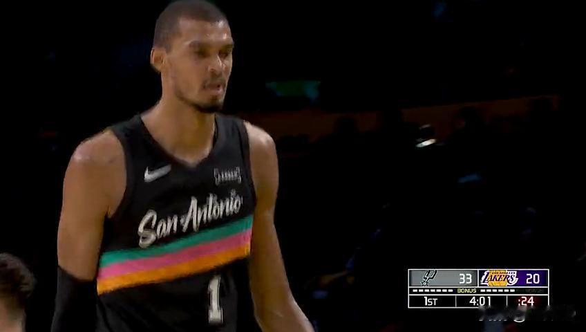 文班亚马首节8分钟狂轰25分3篮板1断1帽，9投8中效率拉满，单节火力全开统治攻