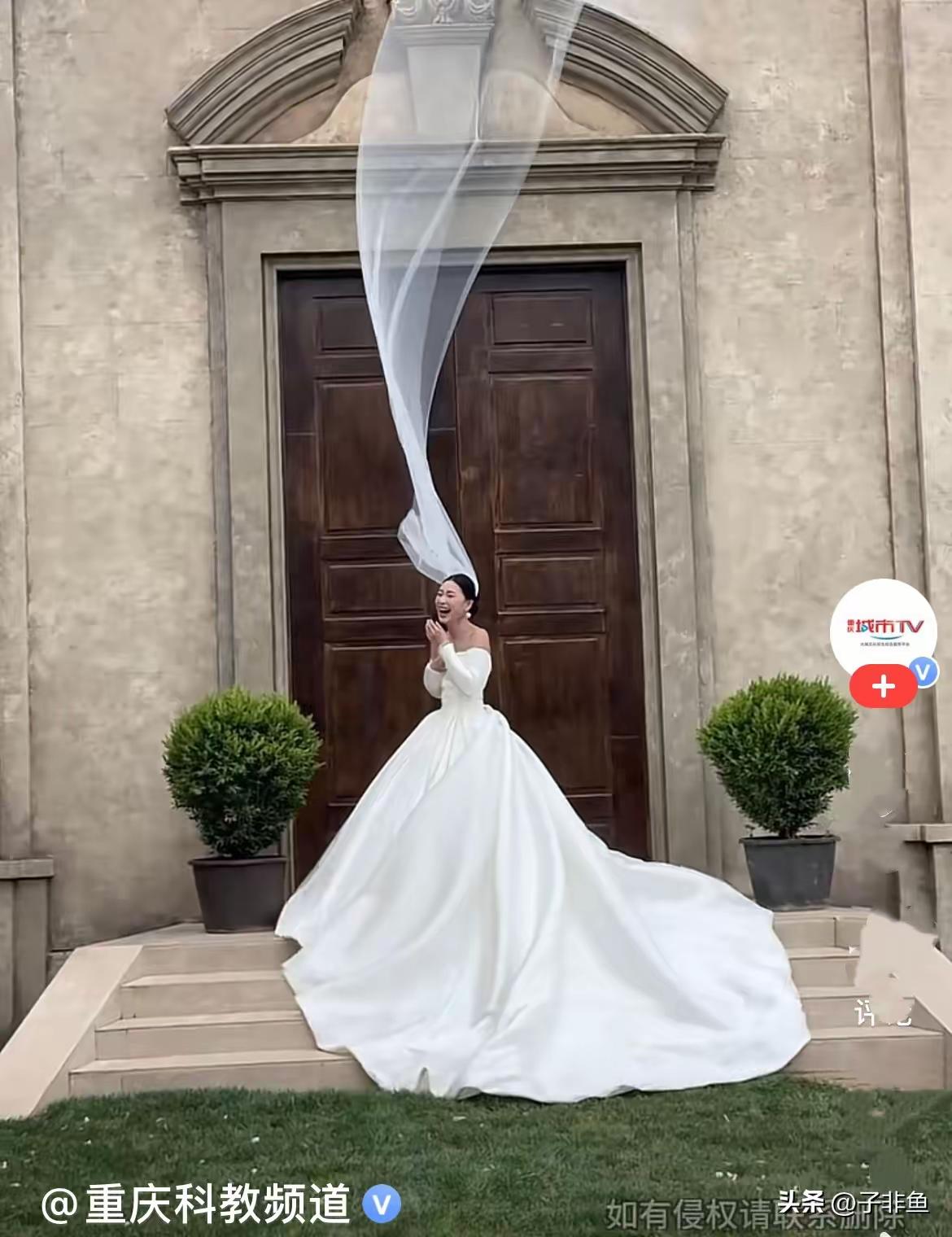 江西九江这一幕也太浪漫了！新人拍婚纱照时，一阵清风恰巧吹起新娘的头纱，纱幔凌空舒