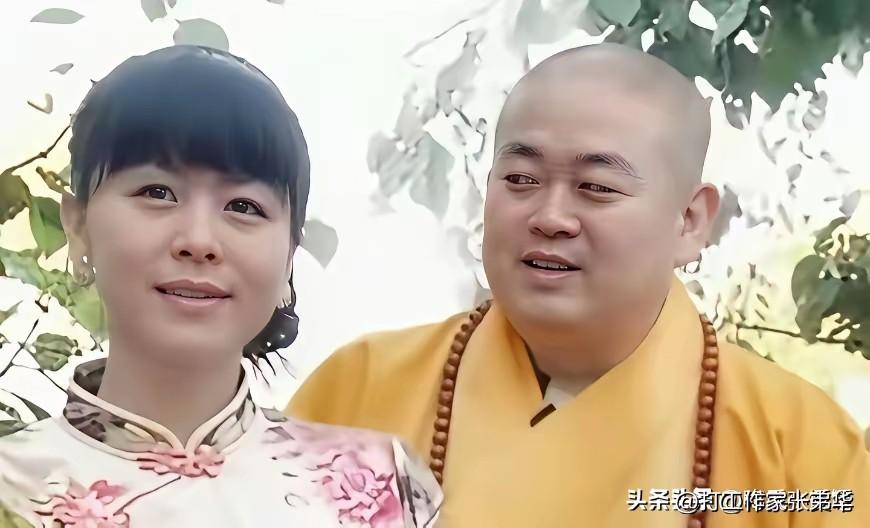 释永信虽然身披黄袈裟，脖带长串佛珠子，可他的眼神告诉我，他的六根不净，凡尘未了，