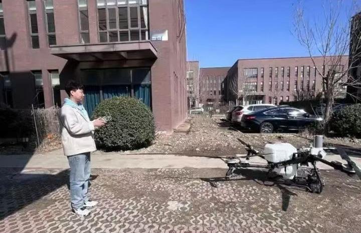 4月17日天津，职业院校学生操控无人机给产业园光伏板“洗澡”，人工高空清洗的危险